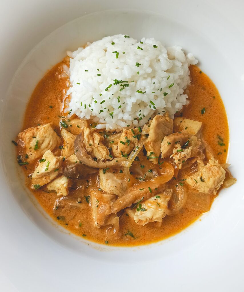 Pollo con curry, setas y arroz