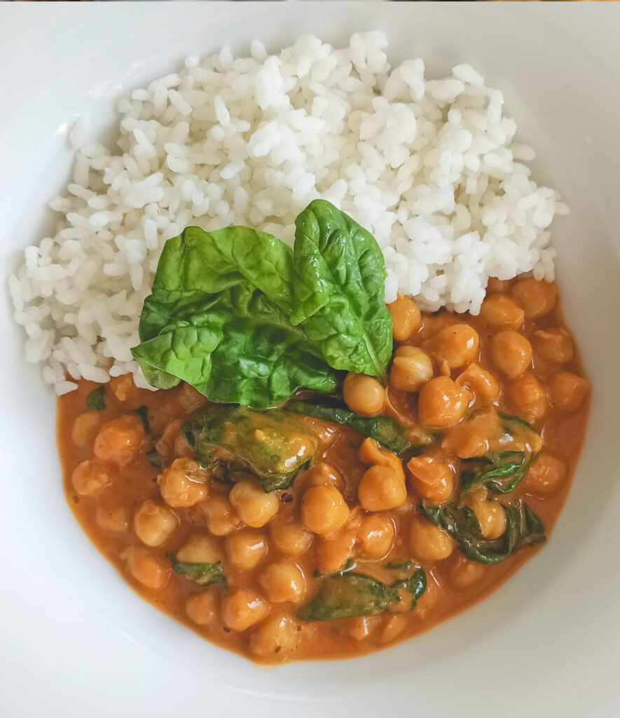 Garbanzos con espinacas, curry y arroz