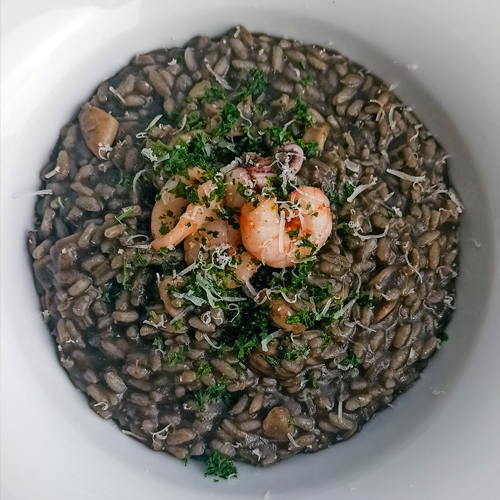 Risotto negro con sepia, calamar y gambas