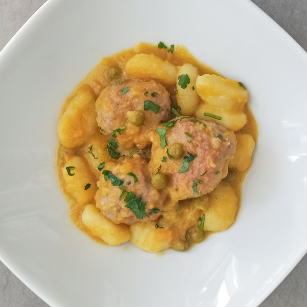 Albóndigas con salsa acompañadas de ñoquis