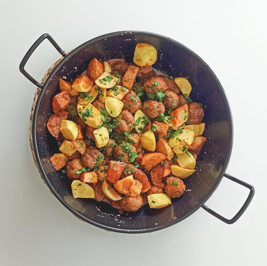 Albóndigas con salsa de tomate y patatas