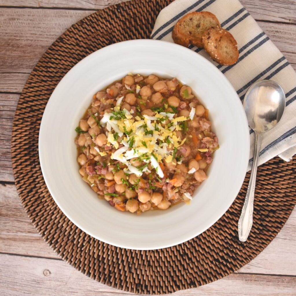 Garbanzos con verduras y jamón