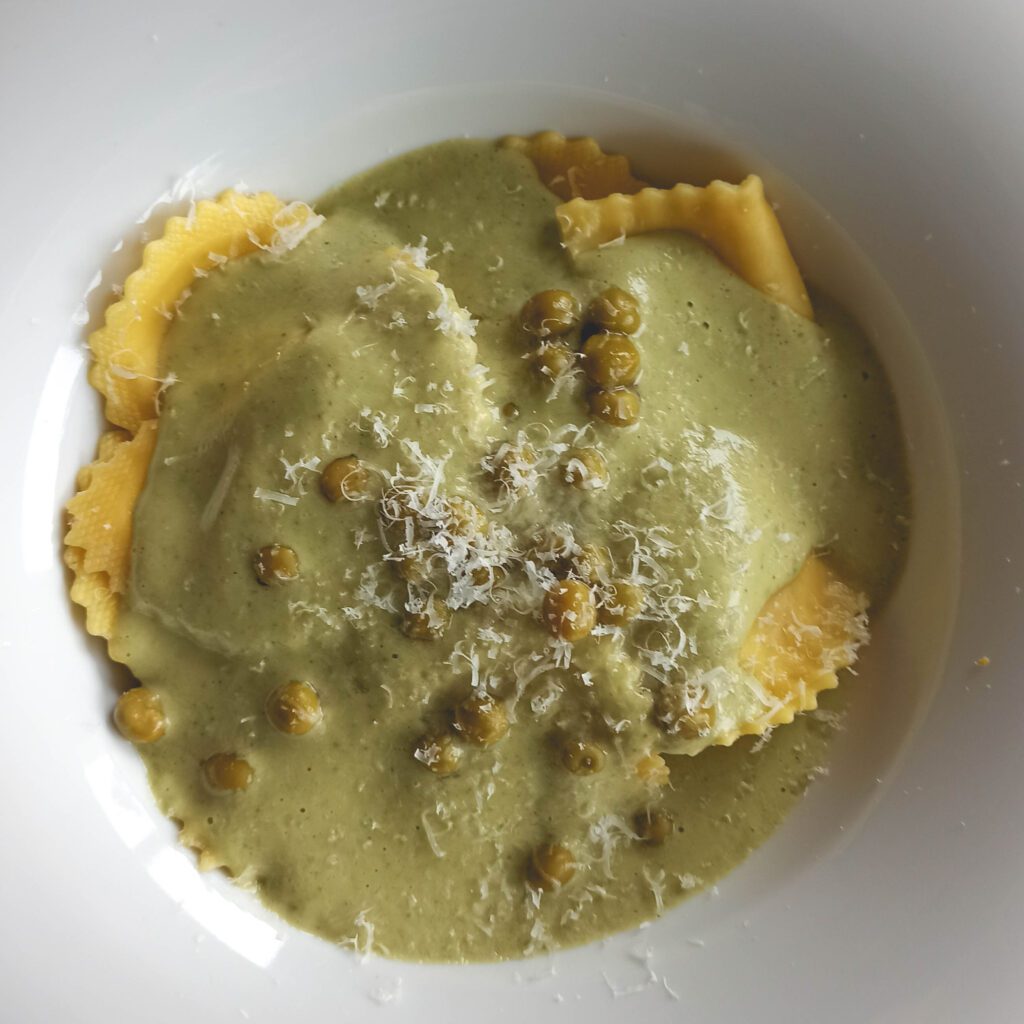 Raviolis de queso con salsa de champiñones y espinacas