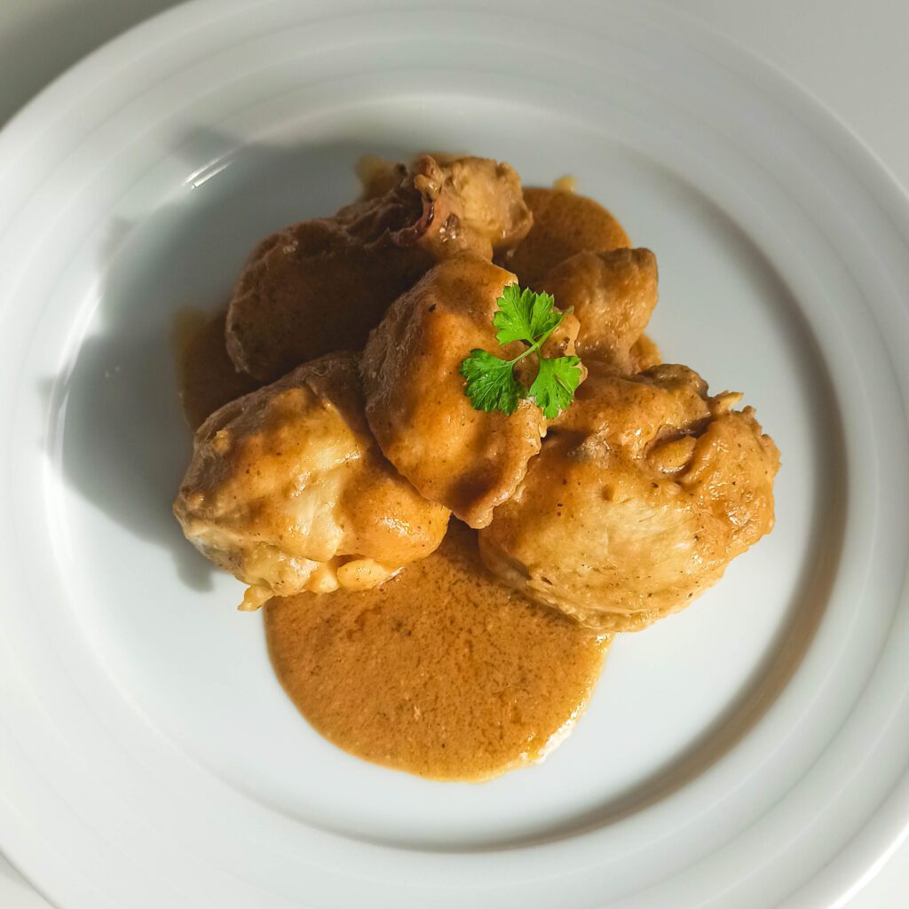 Pollo en salsa de almendras