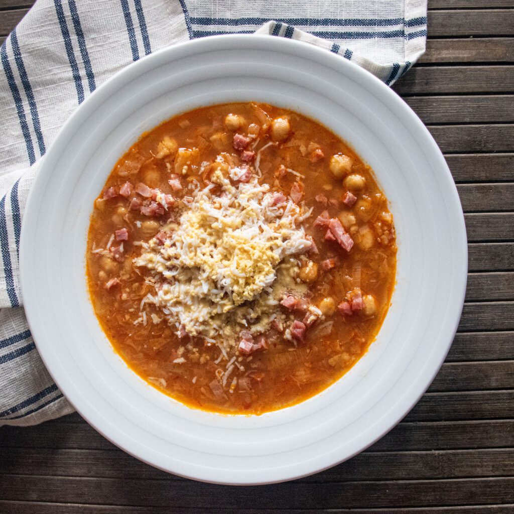 Garbanzos con huevo y jamón