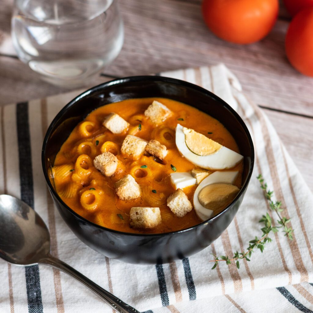 Sopa de pimiento rojo, tomate y cebolla con pasta