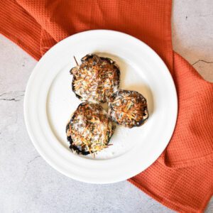Champiñones rellenos de bechamel y chorizo