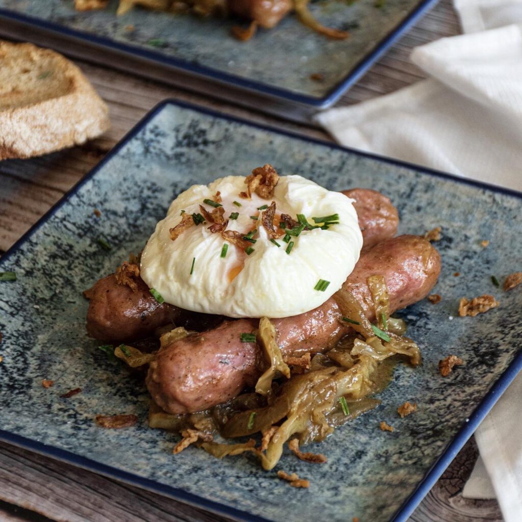 Butifarras con col, cebolla y huevo poché