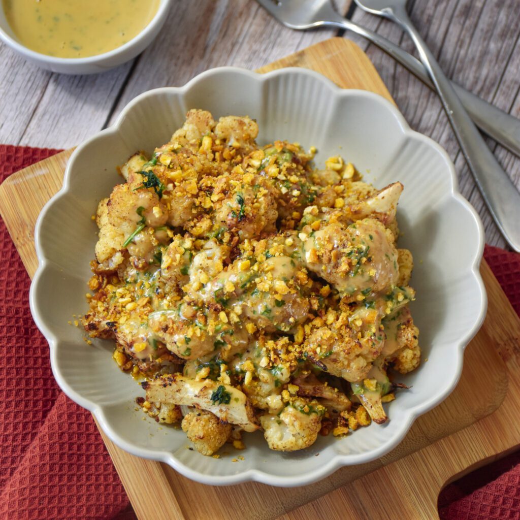 Coliflor al horno con especias y crema de cacahuetes