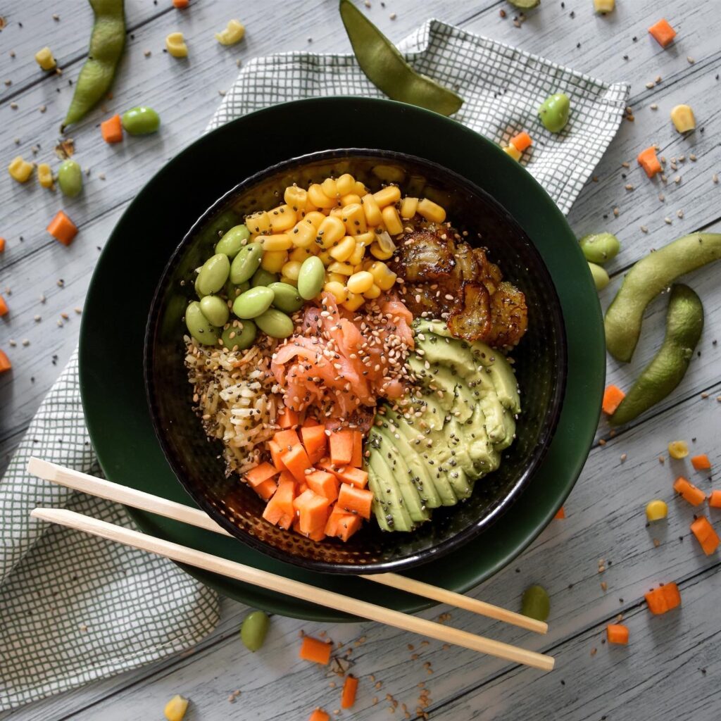 Poké de arroz con salmón