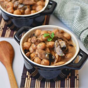 Garbanzos con champiñones crema de cacahuete y leche de coco