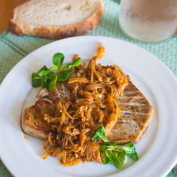 Atún encebollado