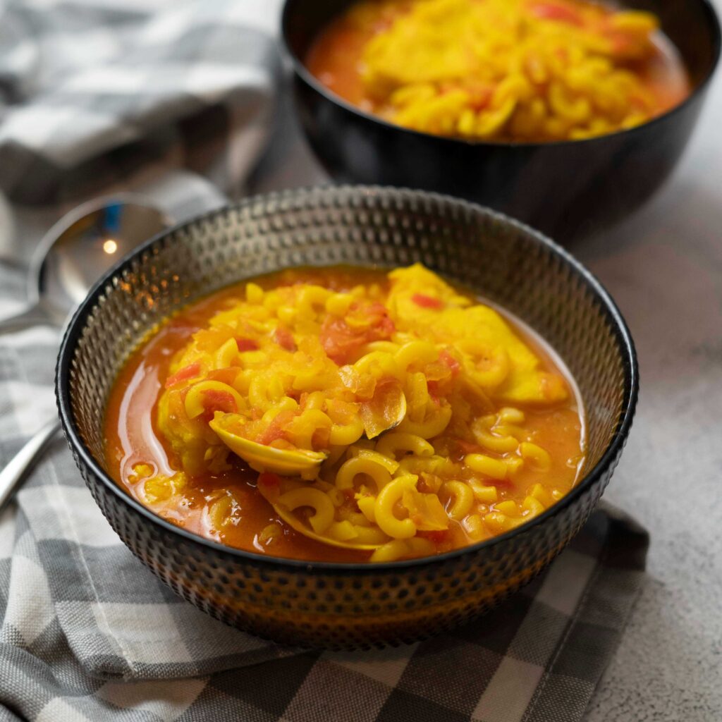 cazuela de fideos con pescado y almejas