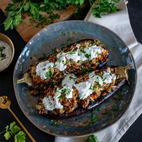 Berenjena rellena con salsa de yogur kebab