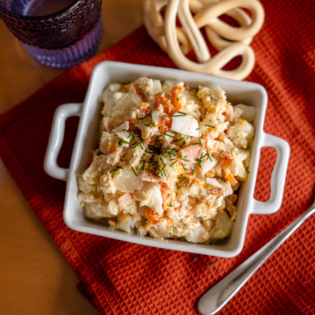 ensaladilla de patatas con langostinos, surimi y atun1