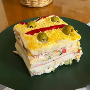 Pastel frío de ensaladilla sandwich