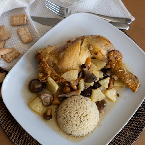 Pollo con piña setas y cuscus