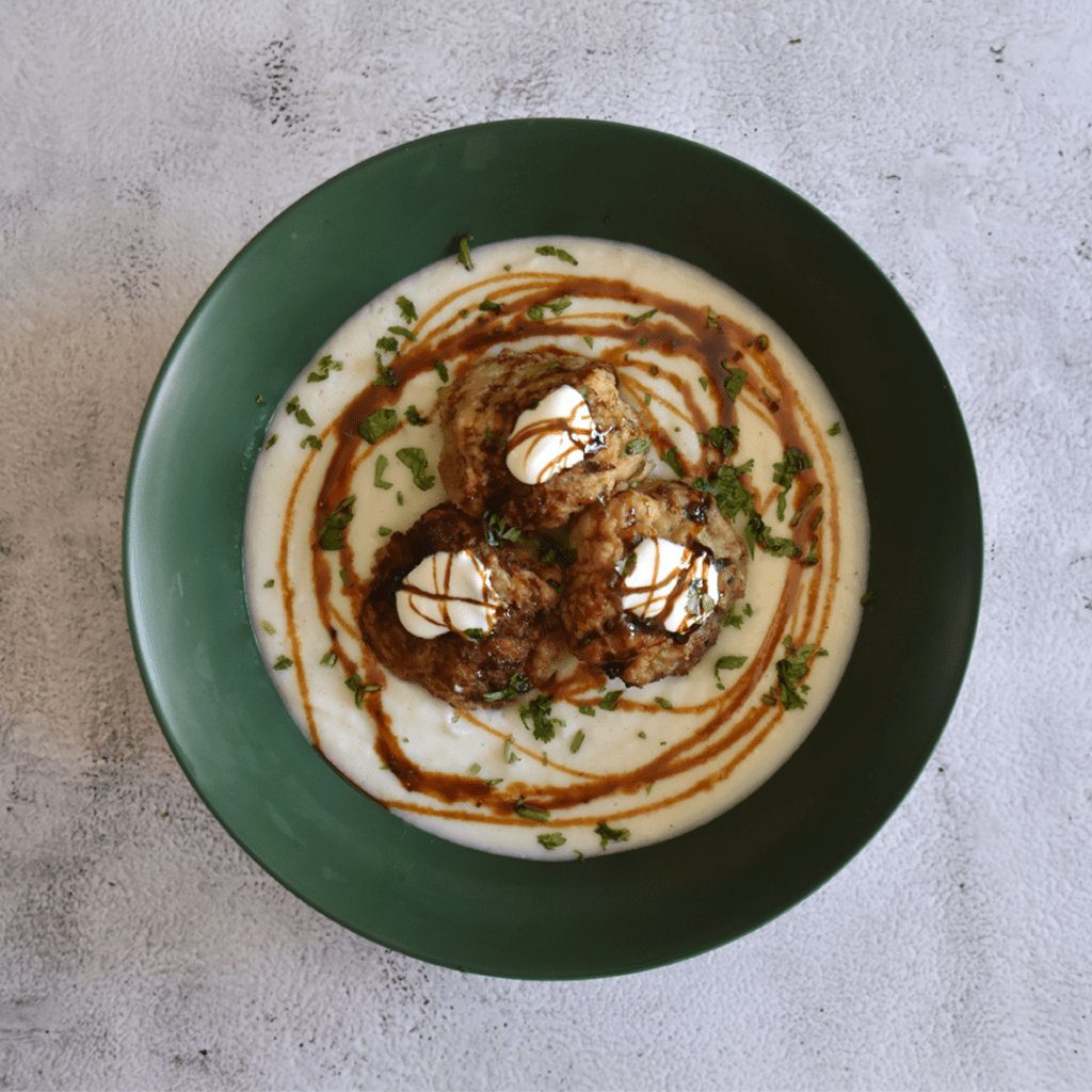 Albóndigas de berenjena y crema de coliflor