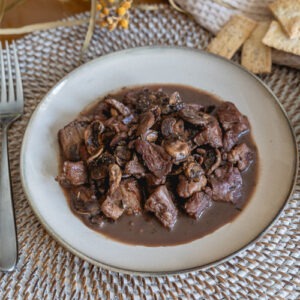 carne con salsa de vino y champiñones