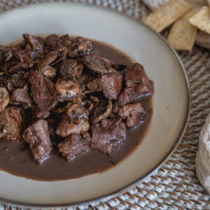 carne con salsa de vino y champiñones