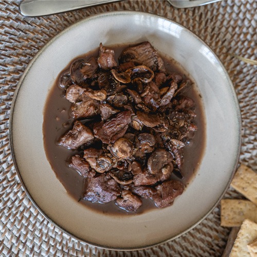 carne con salsa de vino y champiñones