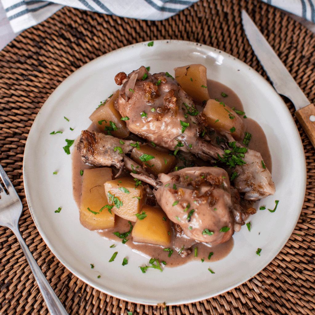 Pollo con patatas y salsa de pasas y cebolla