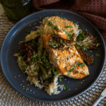 Salmón al horno con teriyaki pak choi y arroz basmati