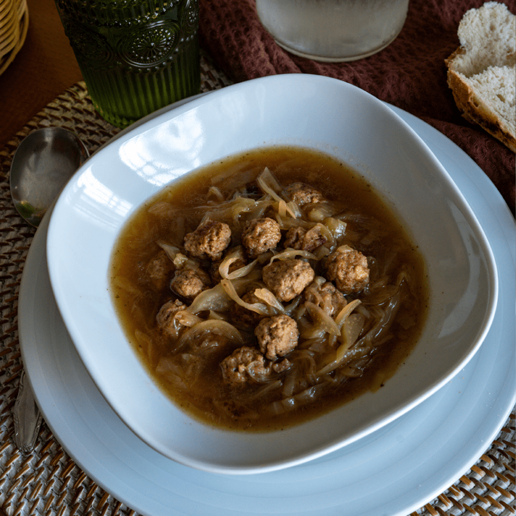 Albóndigas pequeñas en sopa de cebolla y col