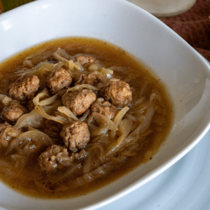 sopa de col y cebolla y albondiguillas