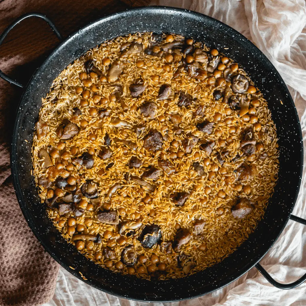 Paella de Cerdo con Setas y Garbanzos
