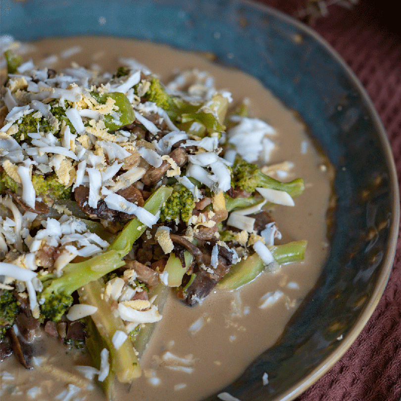 Crema de brócoli con champiñones jamón y huevo