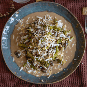 Crema de brócoli con champiñones jamón y huevo