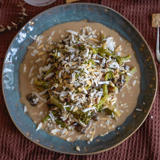 Crema de brócoli con champiñones jamón y huevo