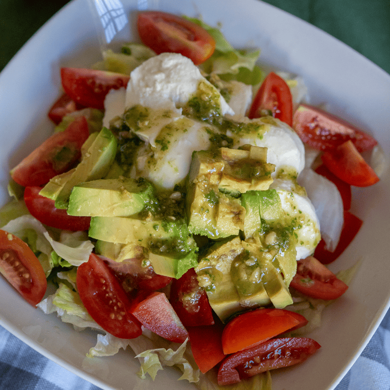 Ensalada fresca con mozzarella aguacate y pesto de nueces casero