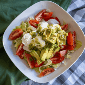 Ensalada de verano con mozzarella, pesto y aguacate