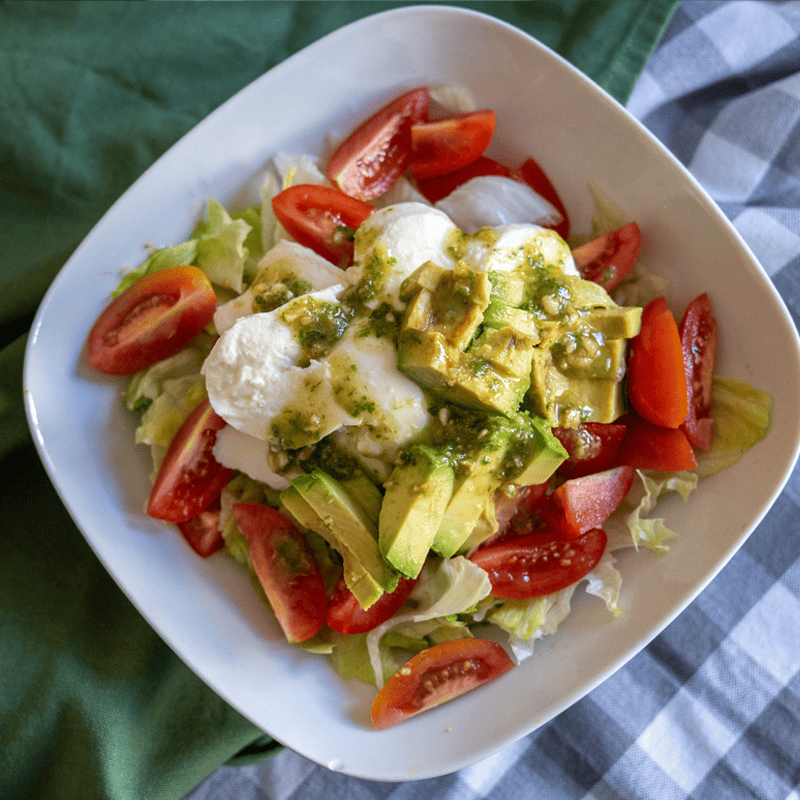 Ensalada de verano con mozzarella, pesto y aguacate