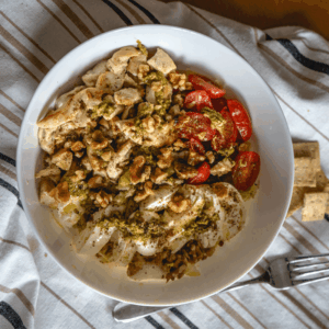 Ensalada de pollo con mozarella y pesto