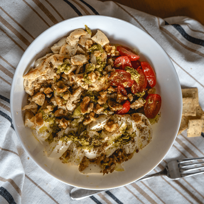 Ensalada de pollo con mozarella y pesto