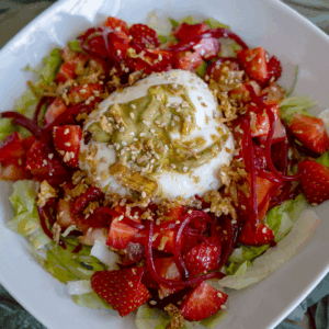 Ensalada de Fresas y Burrata con Toque de Pistacho