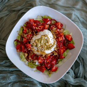 Ensalada de fresas y burrata con pistacho