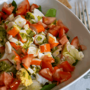 Ensalada ligera de lechugas, tomate y bocas de mar con pesto1