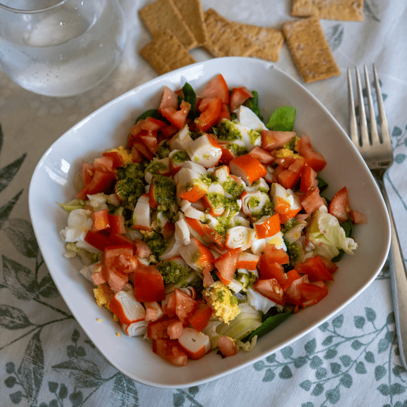 Ensalada ligera de lechugas tomate y bocas de mar con pesto1