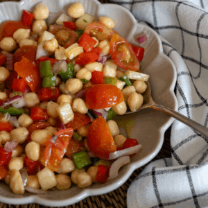 Ensalada de garbanzos mediterránea con verduras