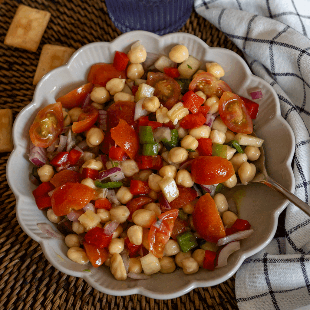 Ensalada de garbanzos mediterránea con verduras