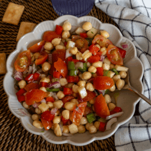 Ensalada de garbanzos mediterránea y verduras