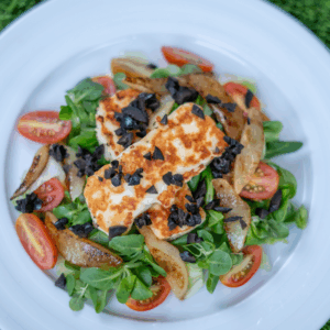 Ensalada de halloumi con pera y tomates cherry