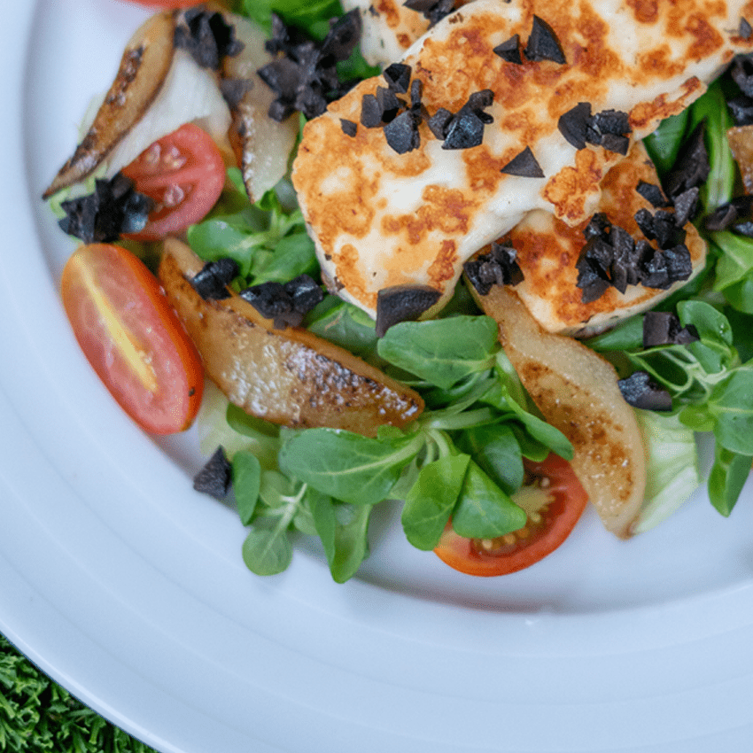 Ensalada de halloumi con pera y tomates cherry