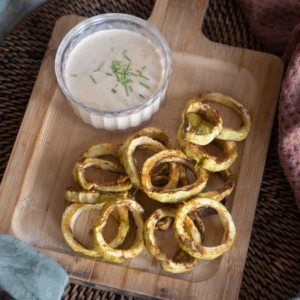 Aros de calabacín con salsa de cacahuete