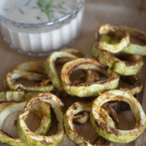 Aros de calabacín con salsa de cacahuete