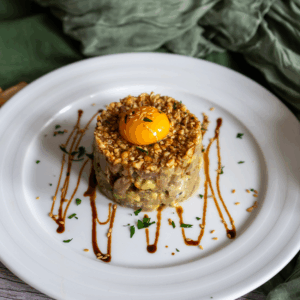 tartar de atun miel de caña y cacahuetes